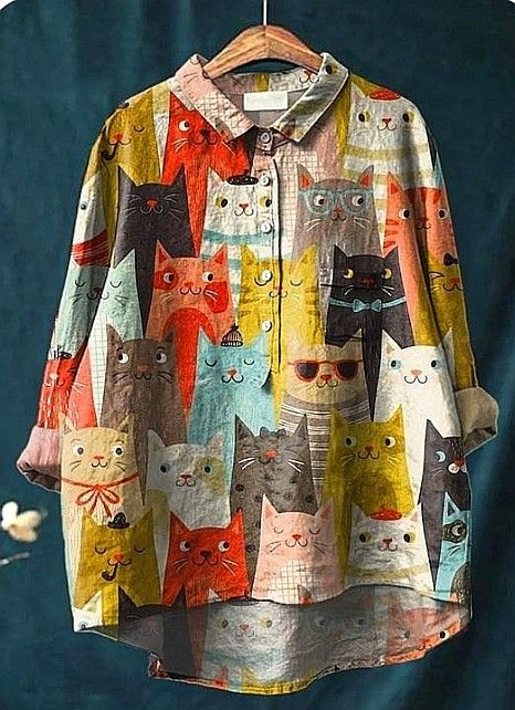 Paula | Legere Damenbluse mit künstlerischem Katzenprint