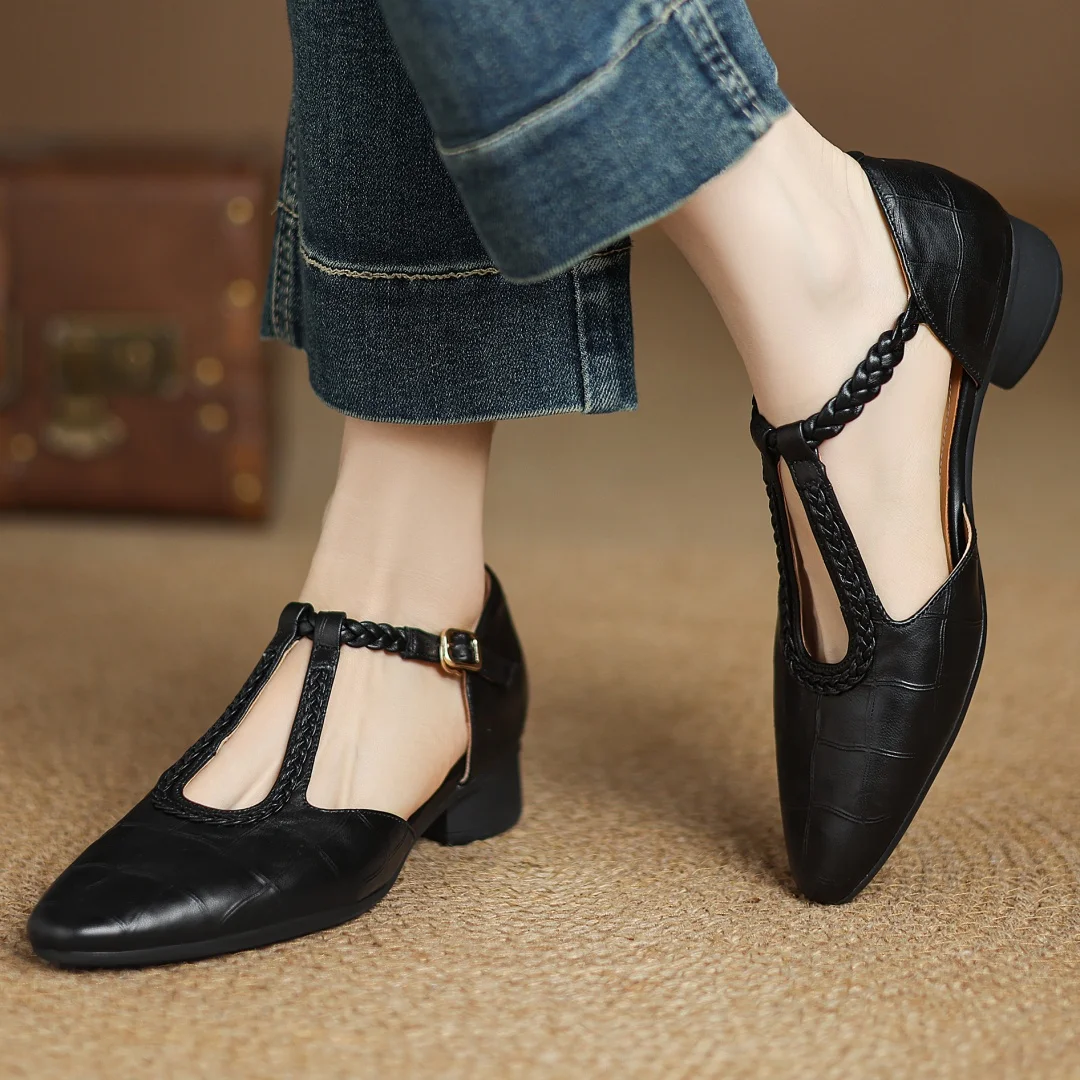 Carla – Klassische Leder-T-Steg-Schuhe mit geflochtenem Detail