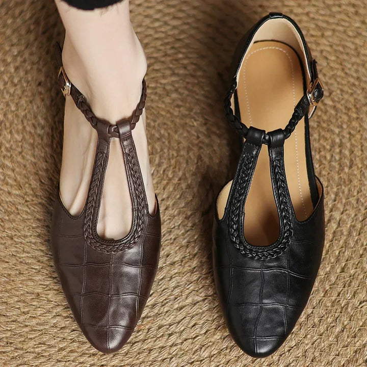 Carla – Klassische Leder-T-Steg-Schuhe mit geflochtenem Detail