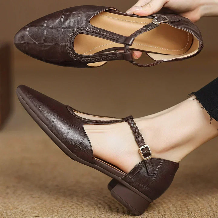 Carla – Klassische Leder-T-Steg-Schuhe mit geflochtenem Detail