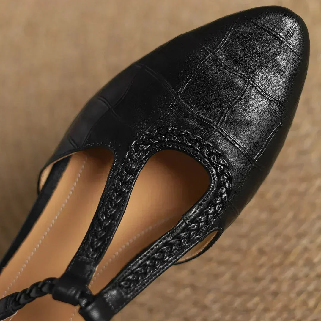 Carla – Klassische Leder-T-Steg-Schuhe mit geflochtenem Detail