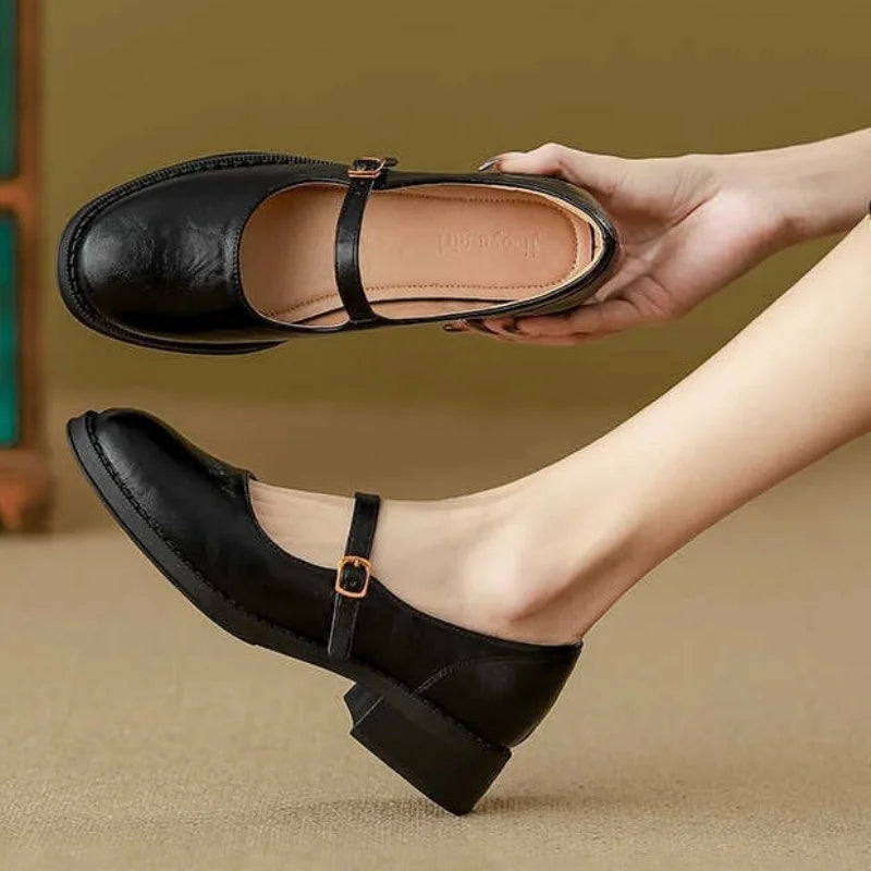 Juna – Zeitlose Riemchenschuhe