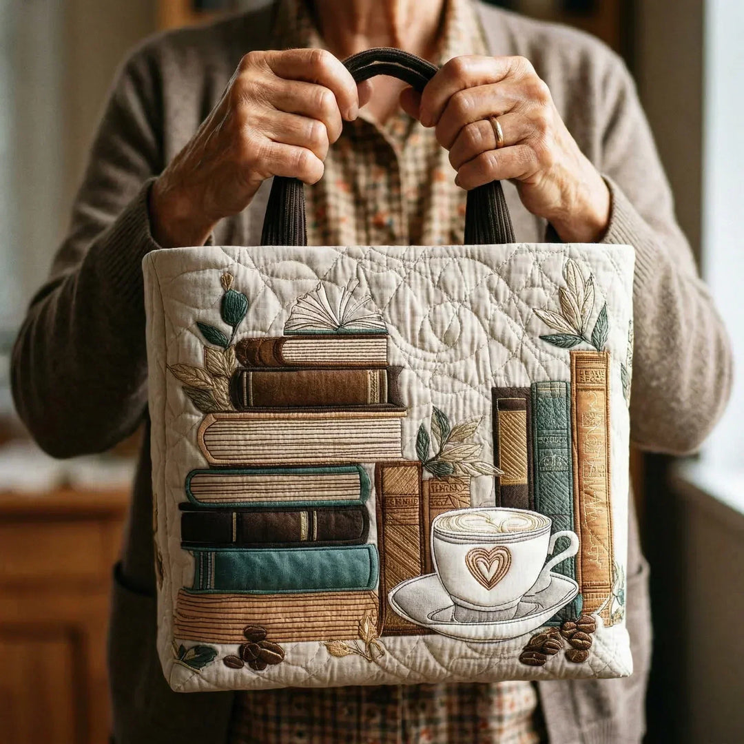 Thea | Gesteppte Tragetasche mit Motiv Kaffee und Bücher