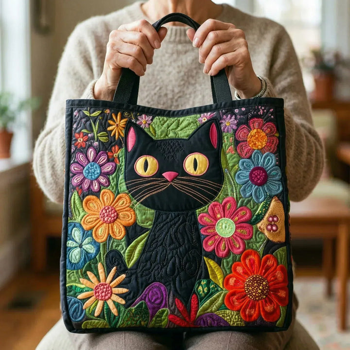 Selma | Gesteppte Tragetasche mit Motiv Verzauberte Schwarze Katze