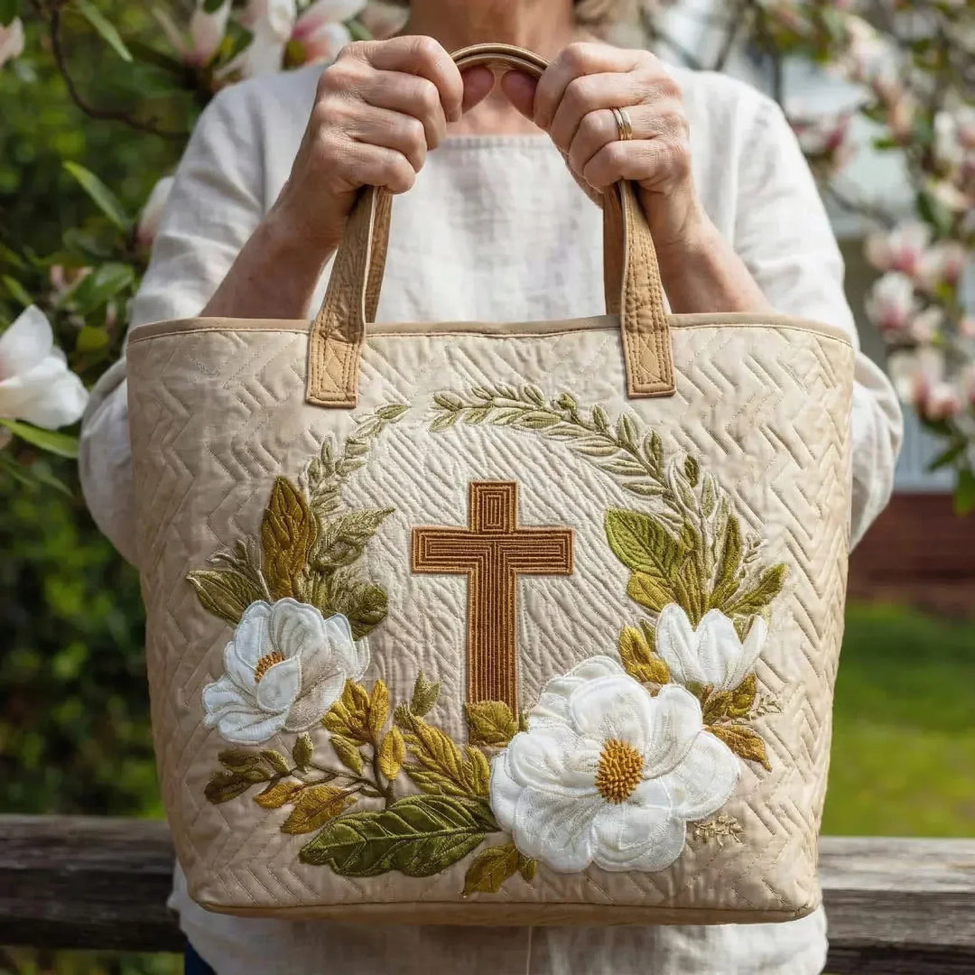 Johanna | Gesteppte Tragetasche mit Motiv Holzkreuz und Magnolien