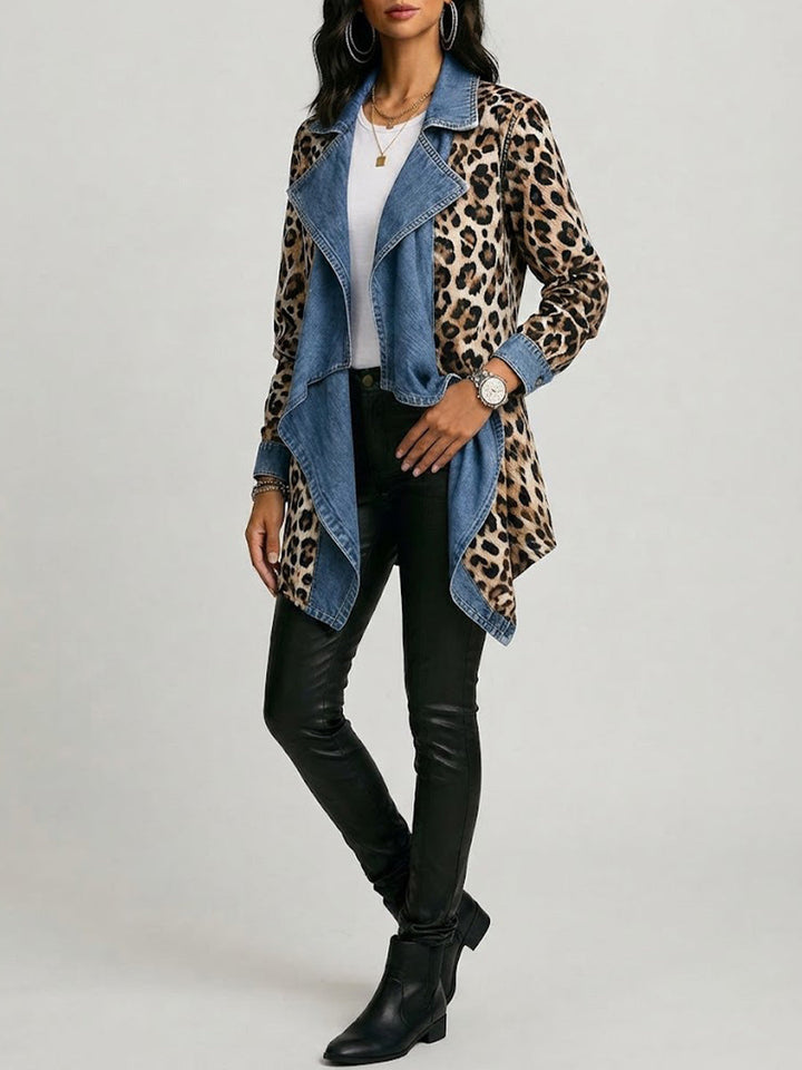Adele | Mittellange Jacke mit Leopardenmuster und verwaschenen Jeanseinsätzen